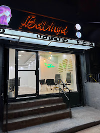 Beauty salon front